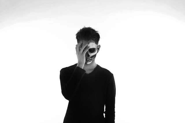 A man wearing a mask symbolizing hidden narcissistic traits and warning signs of narcissism.